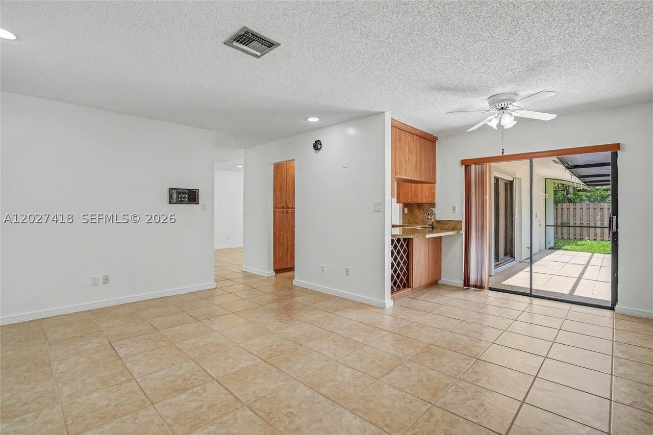 10711 Sw 116th Ave - Photo 5 of 30