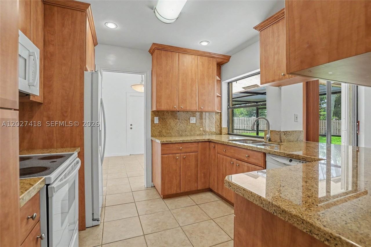 10711 Sw 116th Ave - Photo 6 of 30