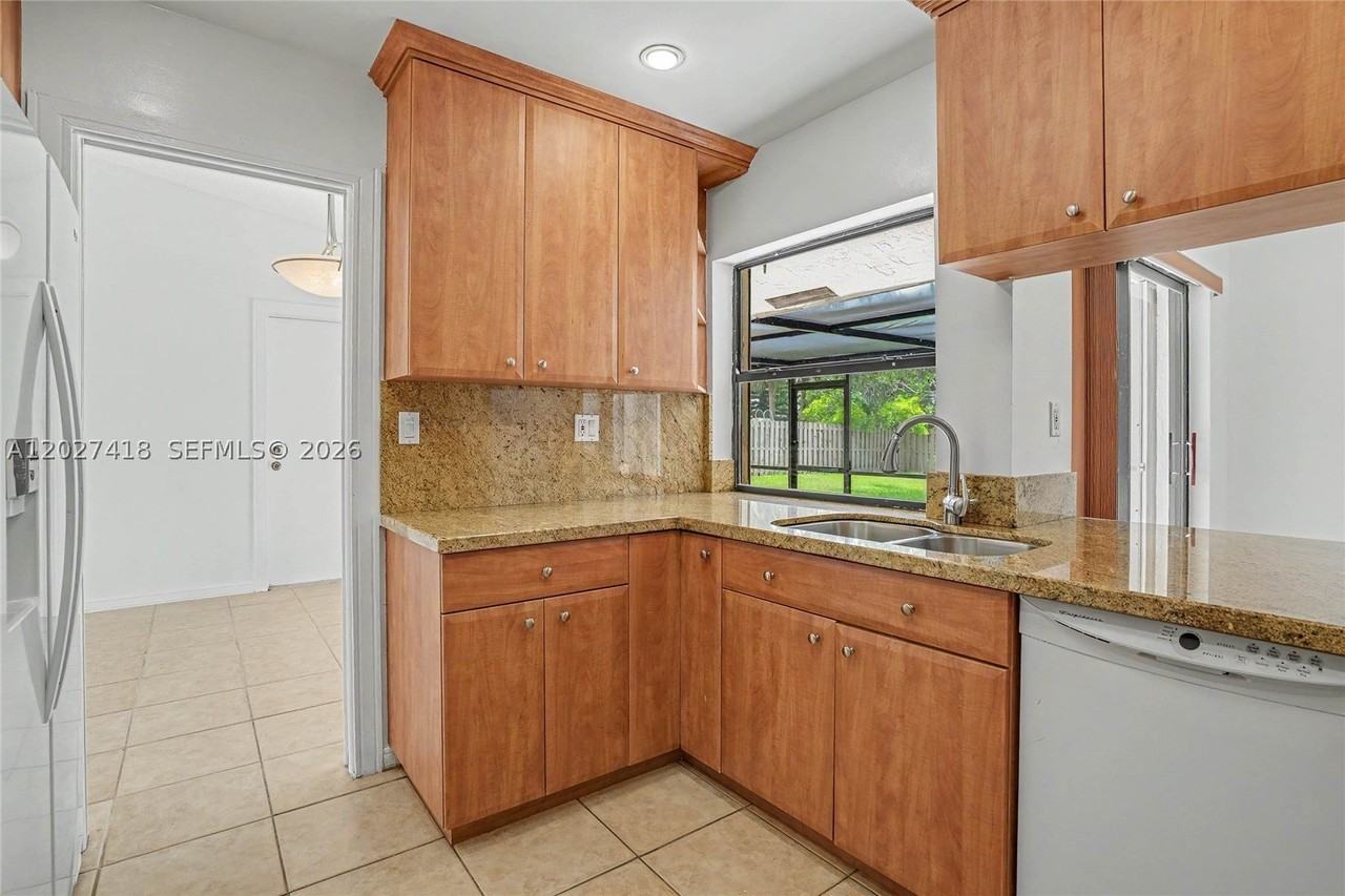 10711 Sw 116th Ave - Photo 7 of 30