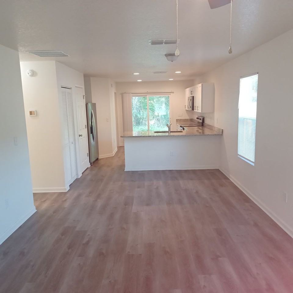 916 W 9th St - Photo 2 of 23