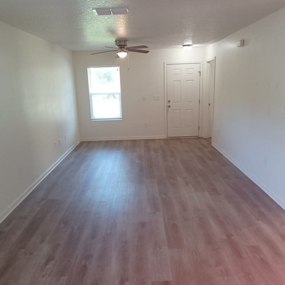 916 W 9th St - Photo 3 of 23