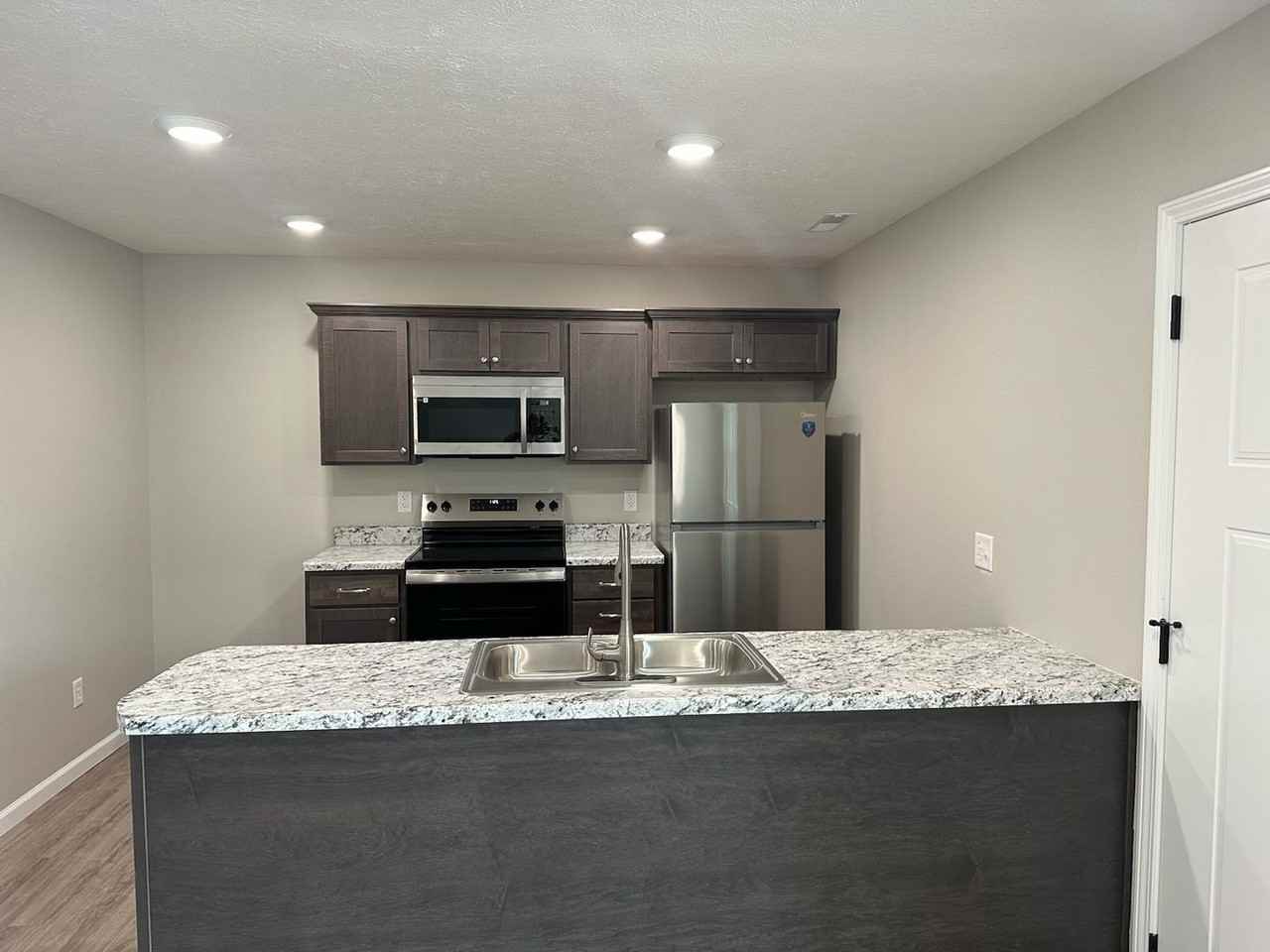 512 N Oak St - Photo 3 of 12