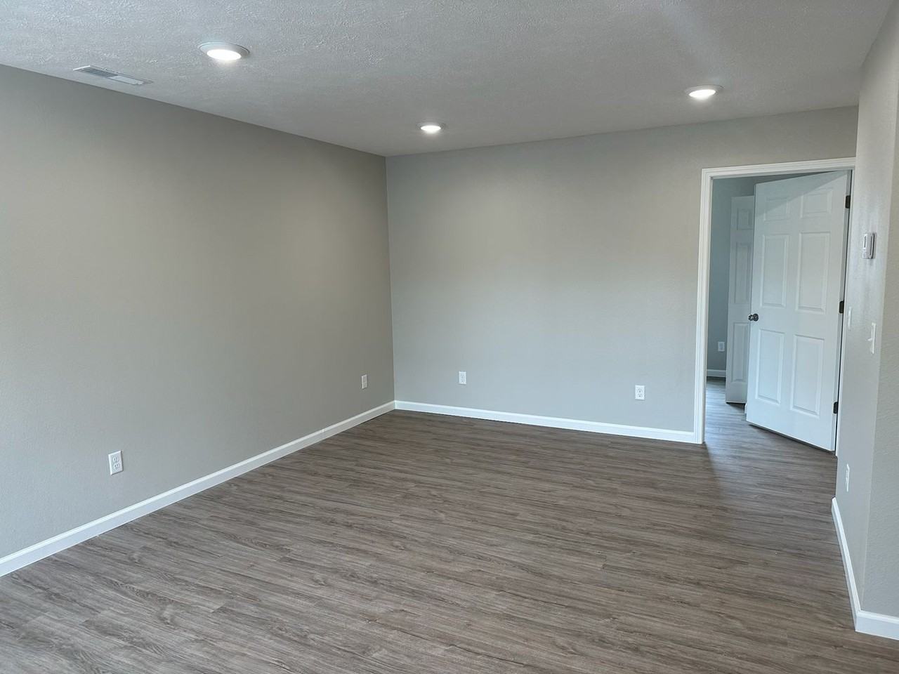 512 N Oak St - Photo 4 of 12