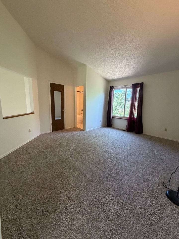 830 London Green Way - Photo 2 of 10