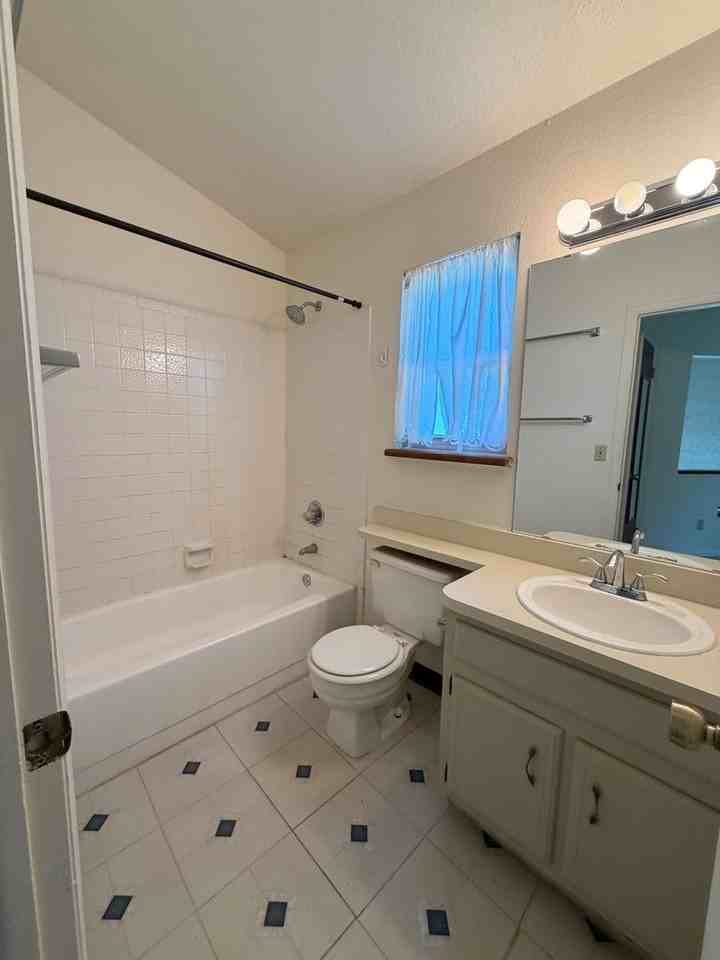 830 London Green Way - Photo 3 of 10