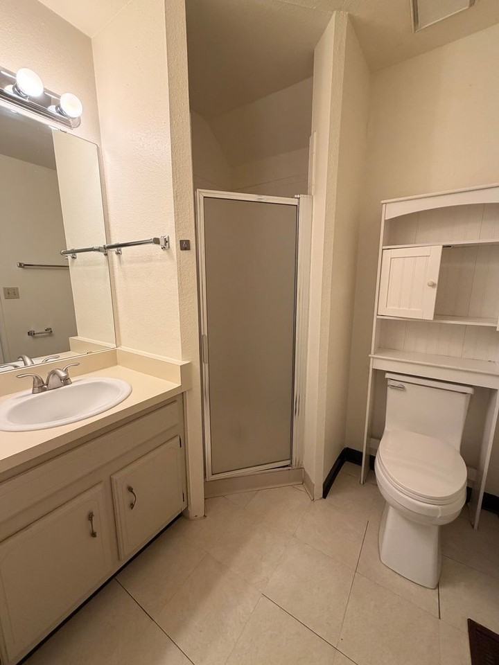830 London Green Way - Photo 5 of 10