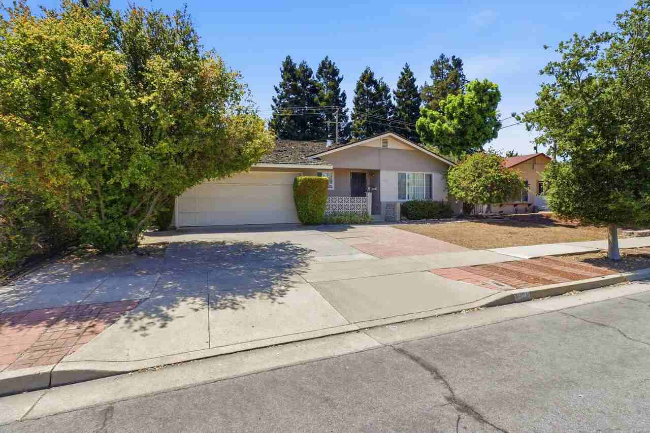 1571 Finch Way - Photo 3 of 37
