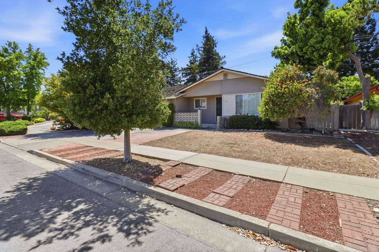 1571 Finch Way - Photo 4 of 37
