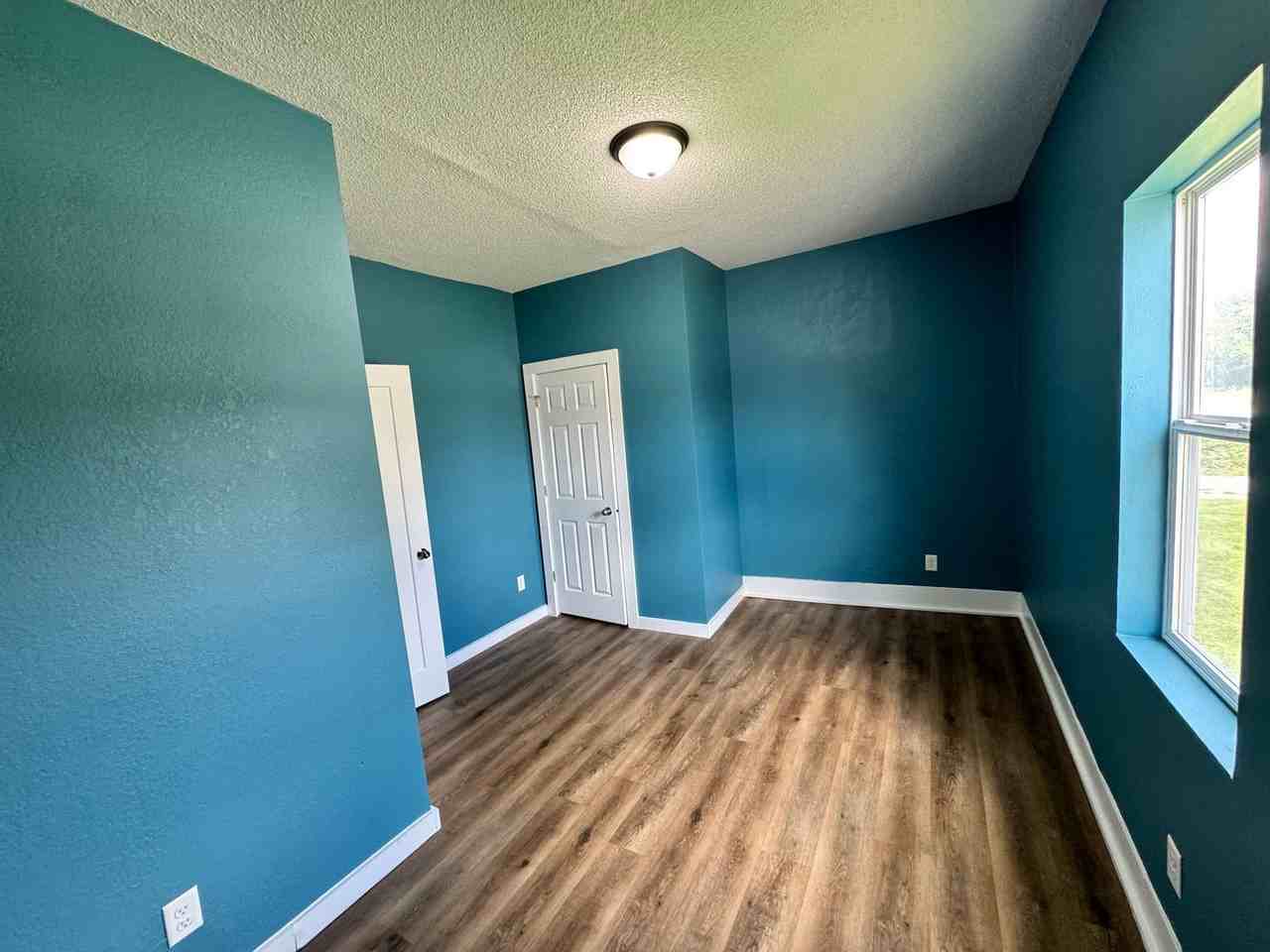 621 7th Ave - Photo 2 of 8