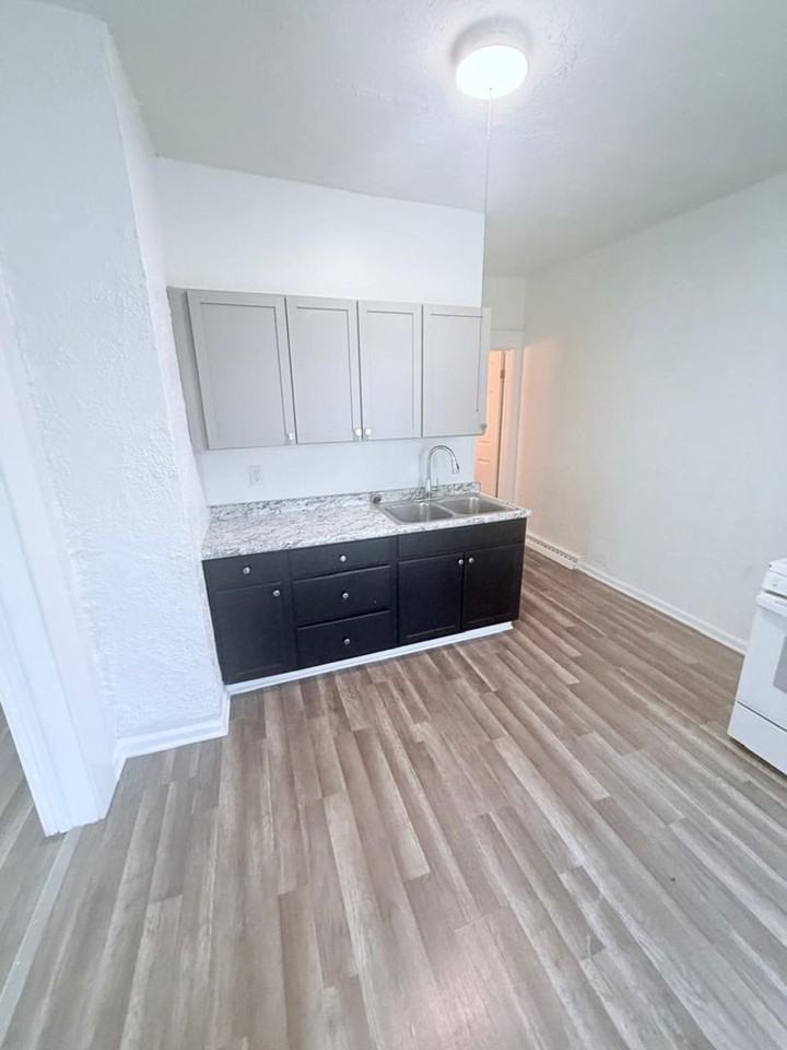 4438 Pearl Rd - Photo 2 of 25