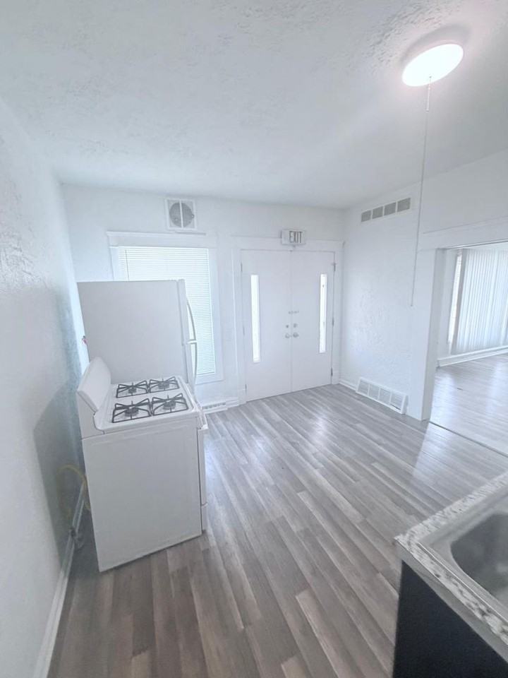 4438 Pearl Rd - Photo 5 of 25