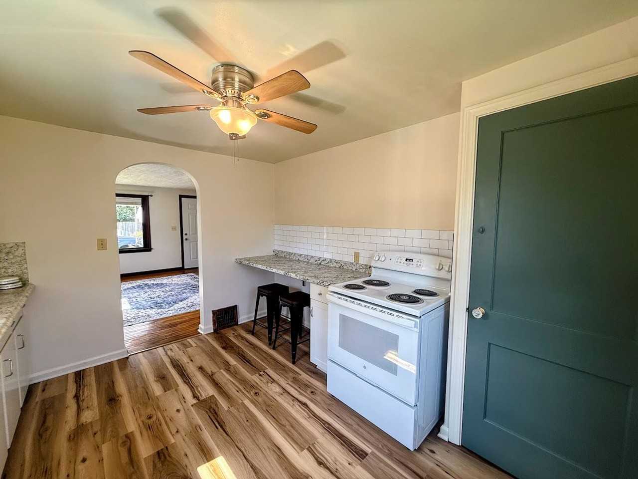 601 Melrose Pl Ne - Photo 3 of 13
