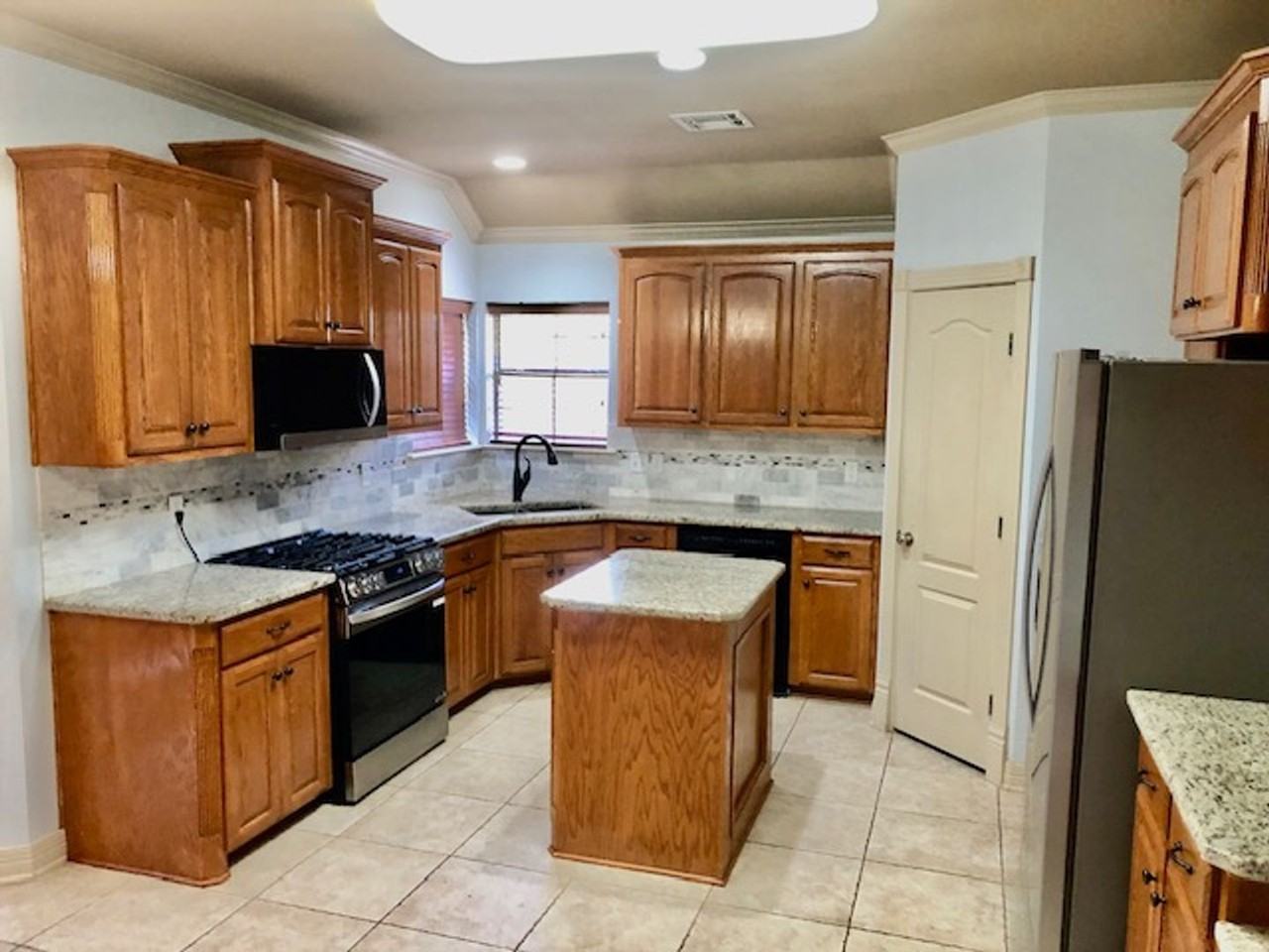 310 Montrose Pl - Photo 7 of 14