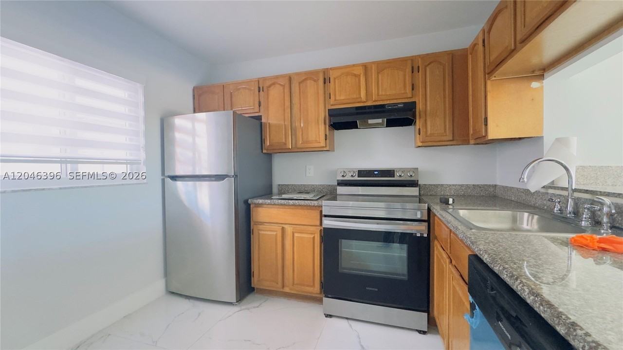 19851 Sw 114th Ave #301 - Photo 2 of 9