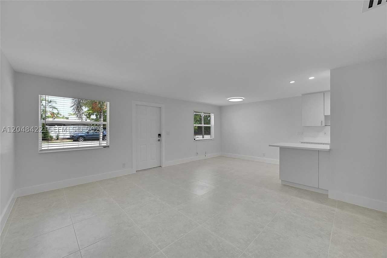 808 Sw 12th Ct #808 - Photo 3 of 36