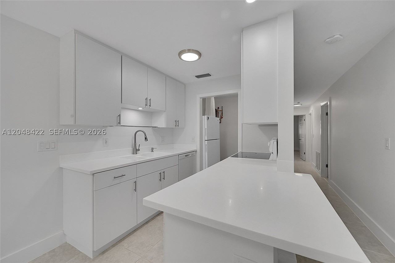 810 Sw 12th Ct #810 - Photo 3 of 21