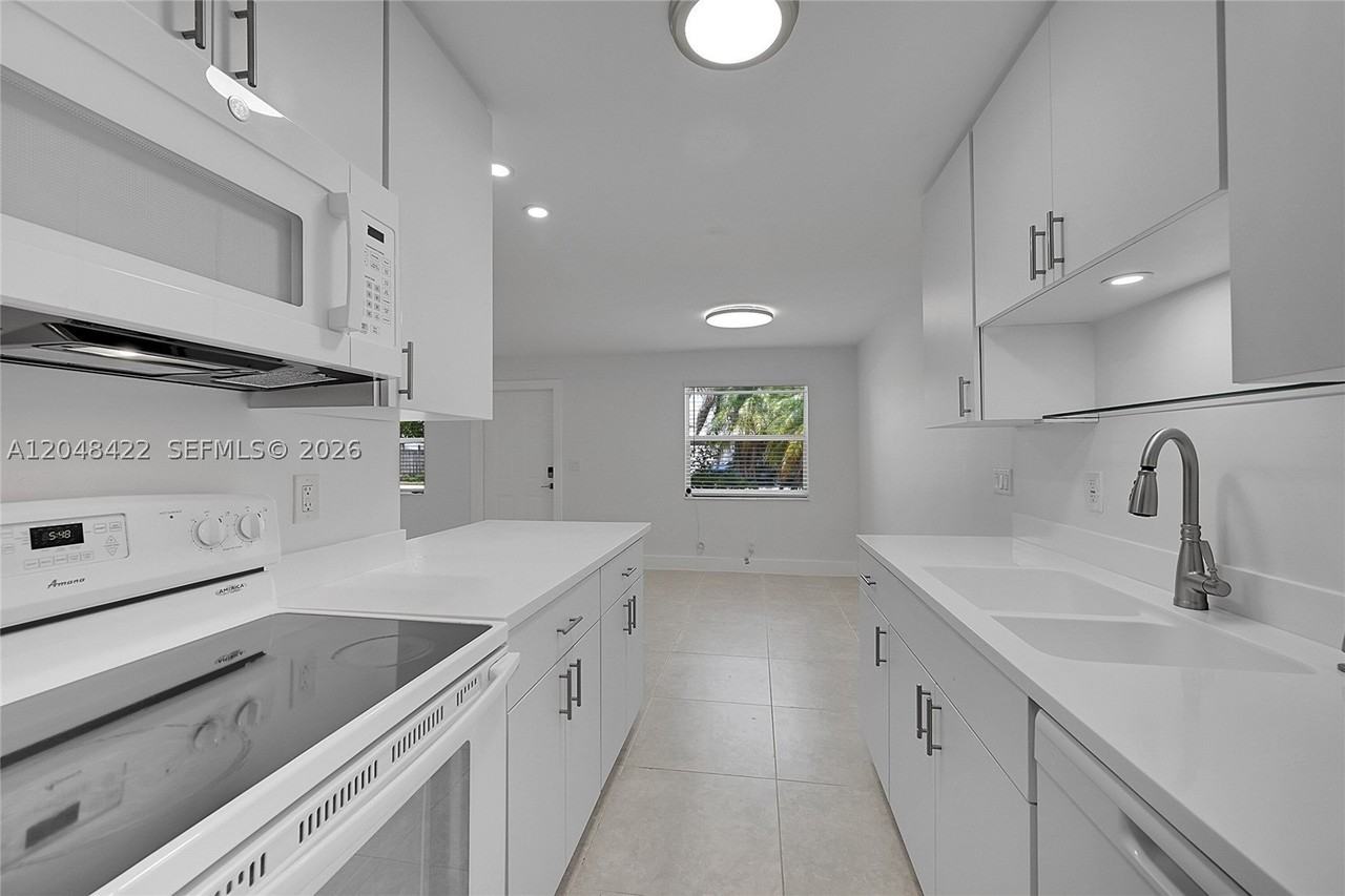 810 Sw 12th Ct #810 - Photo 4 of 21