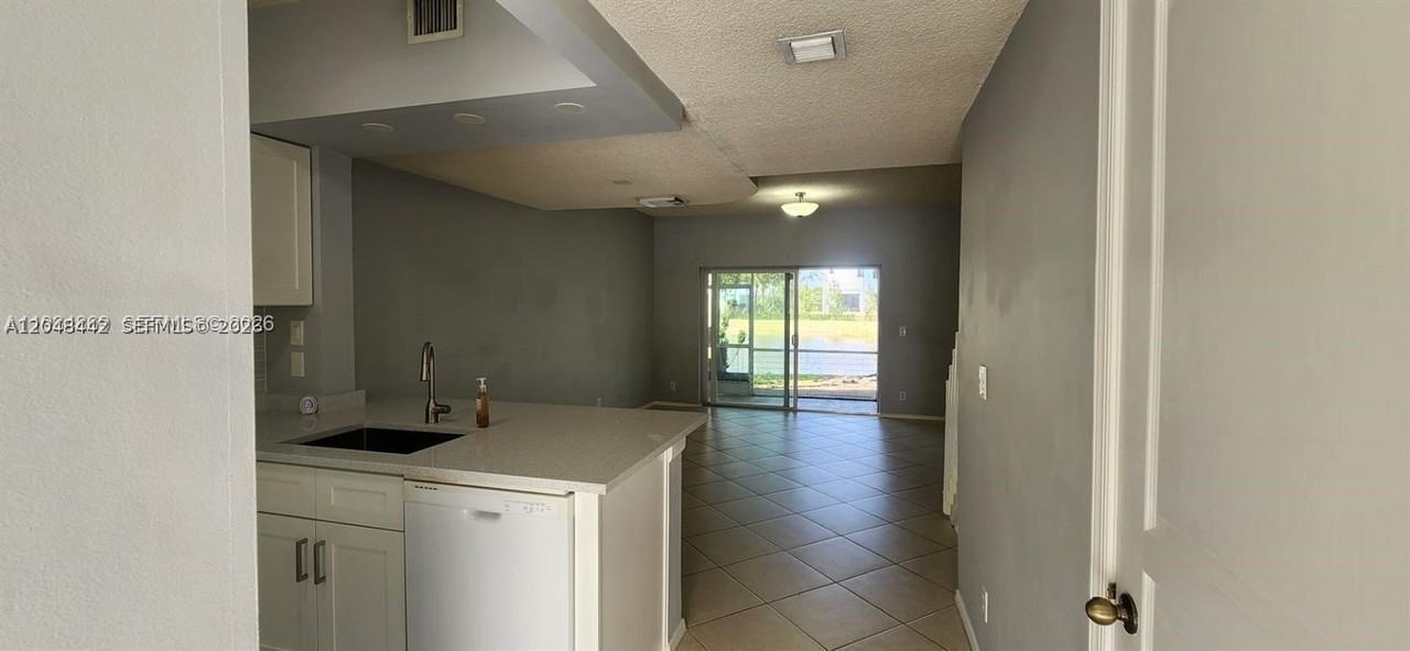 211 Mallory Ct - Photo 2 of 27