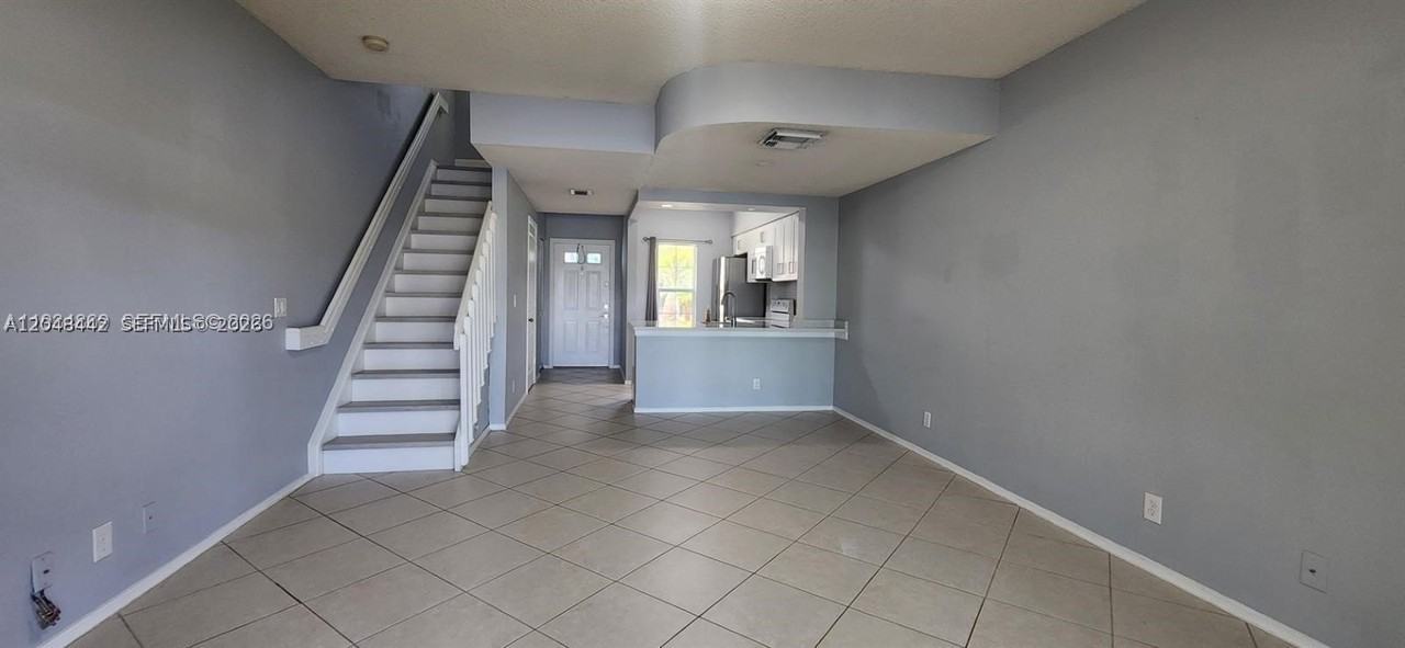211 Mallory Ct - Photo 3 of 27