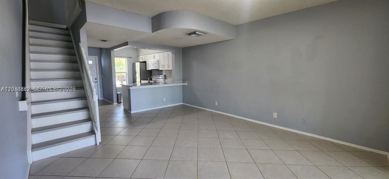 211 Mallory Ct - Photo 5 of 27