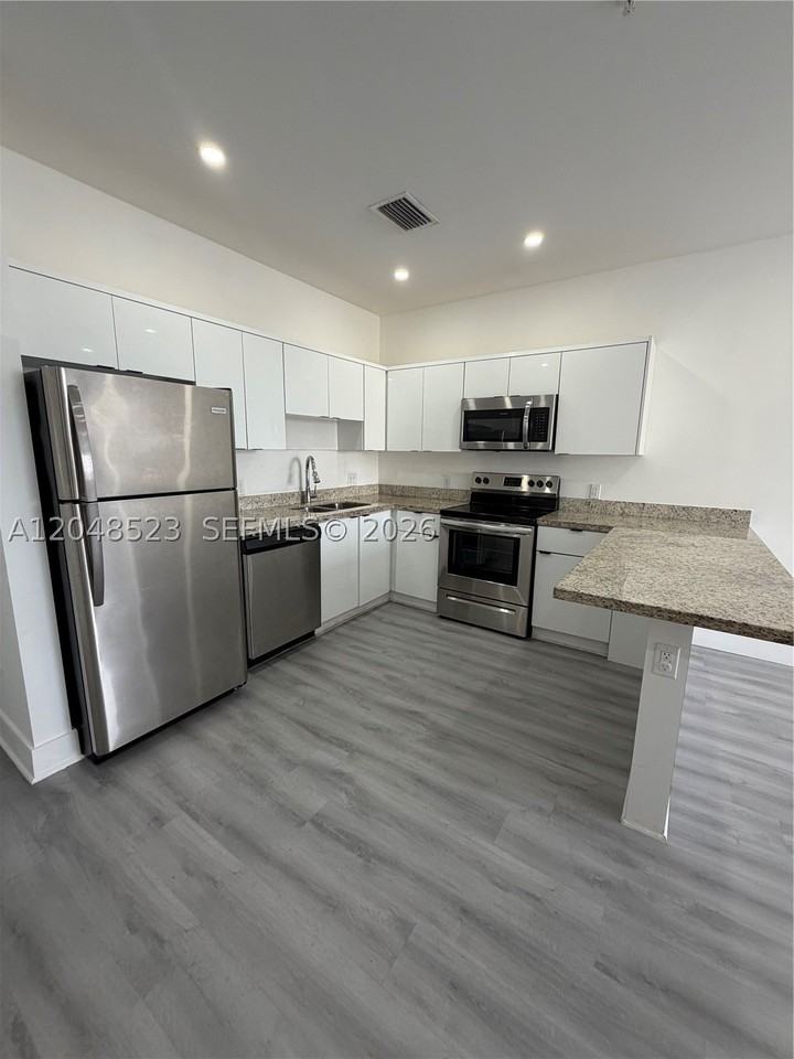 853 E 24th St #403 - Photo 4 of 13