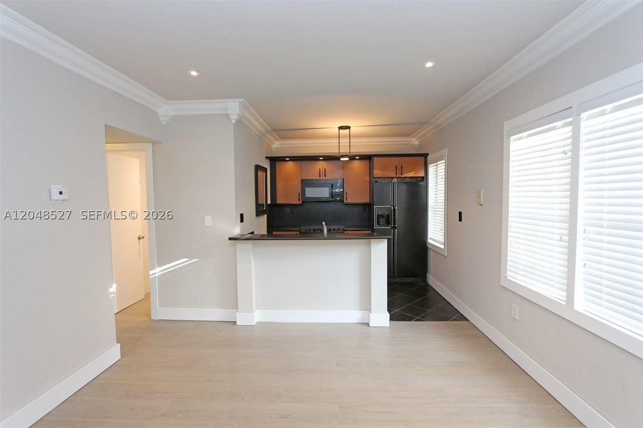 3395 Franklin Ave #D - Photo 3 of 24