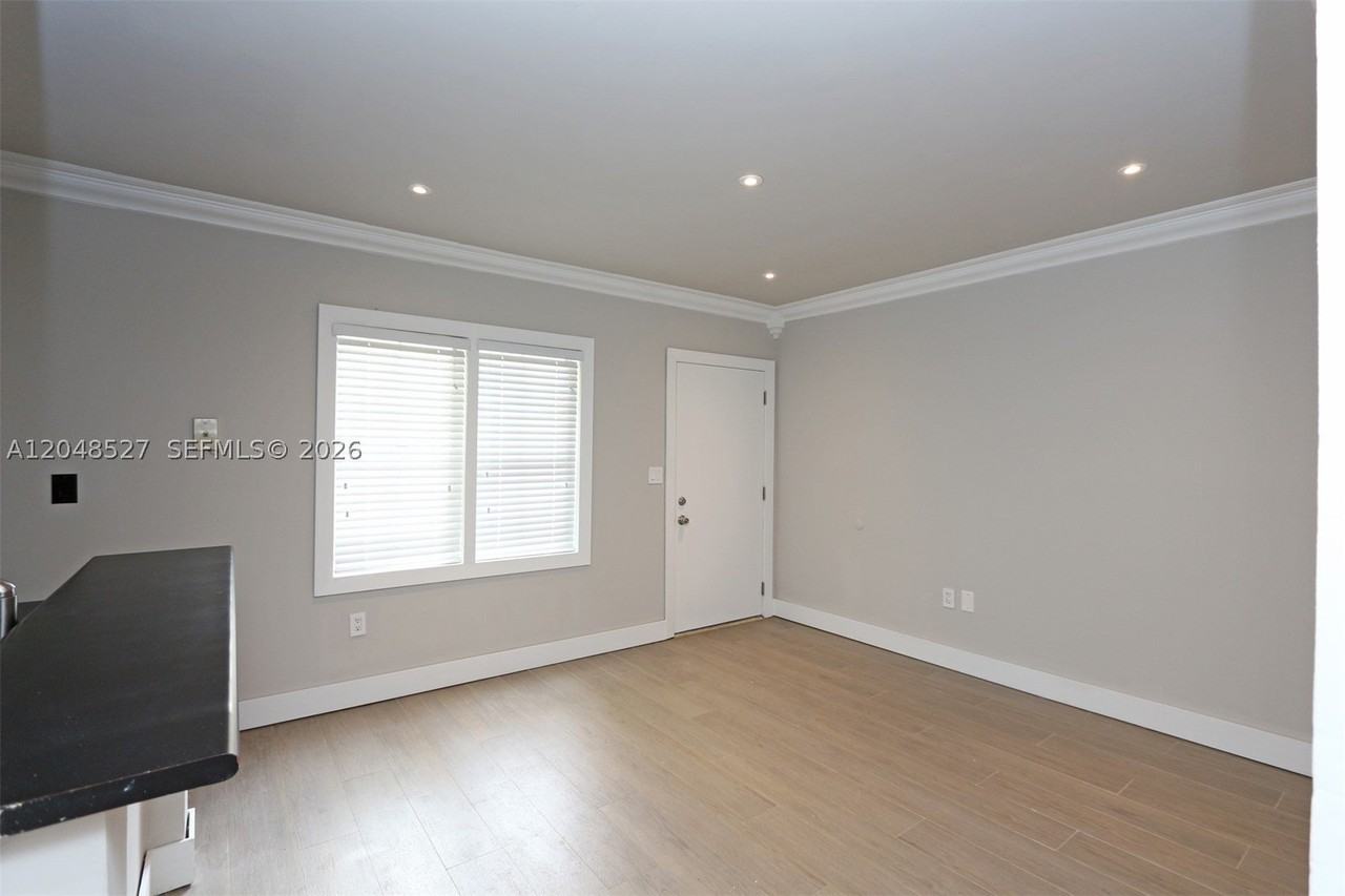 3395 Franklin Ave #D - Photo 6 of 24