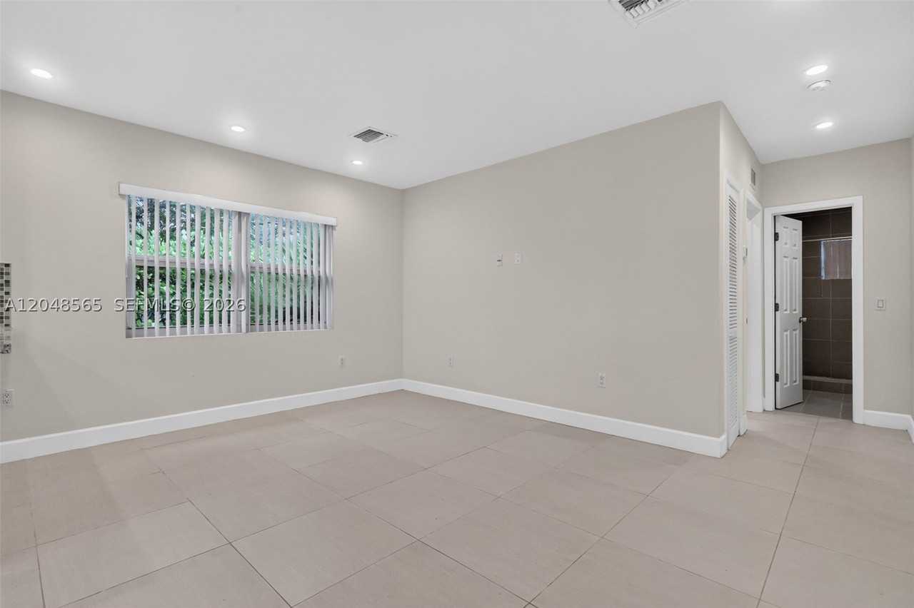12800 Ne 11th Ave #3 - Photo 5 of 24