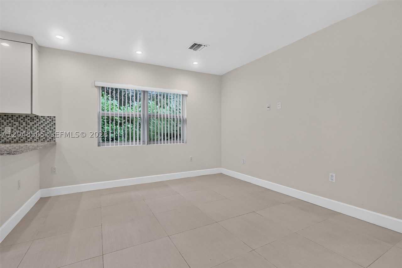 12800 Ne 11th Ave #3 - Photo 6 of 24