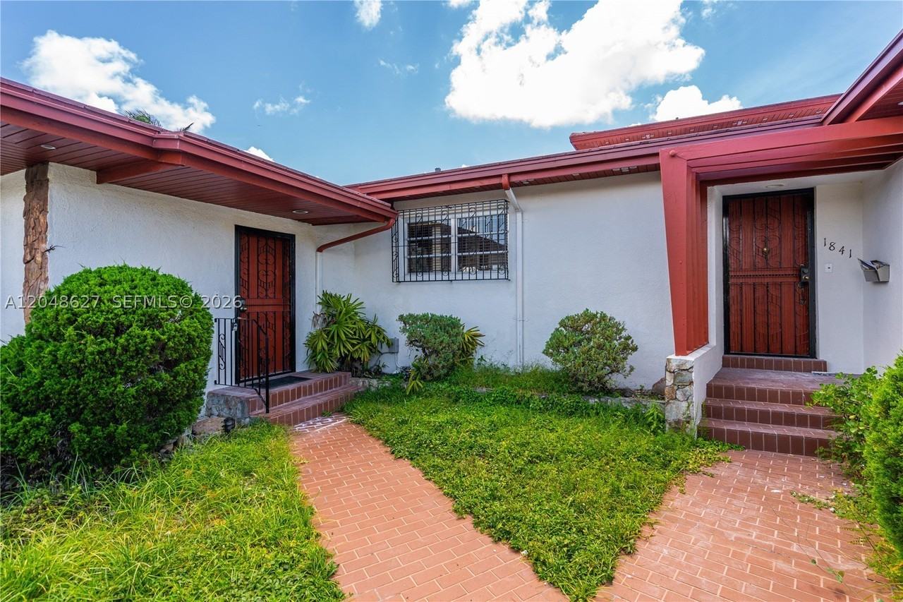 1841 Sw 29th Ave #B - Photo 2 of 24