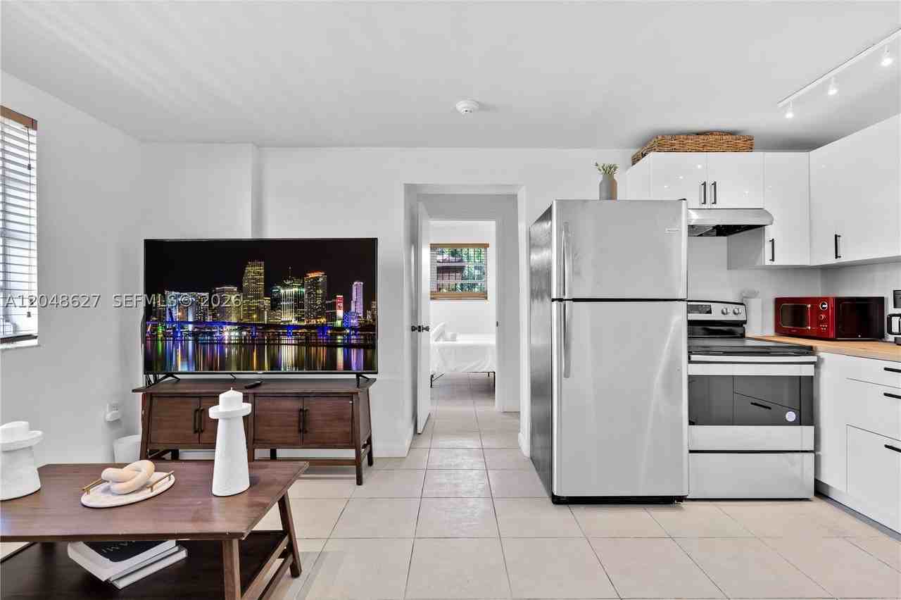 1841 Sw 29th Ave #B - Photo 4 of 24