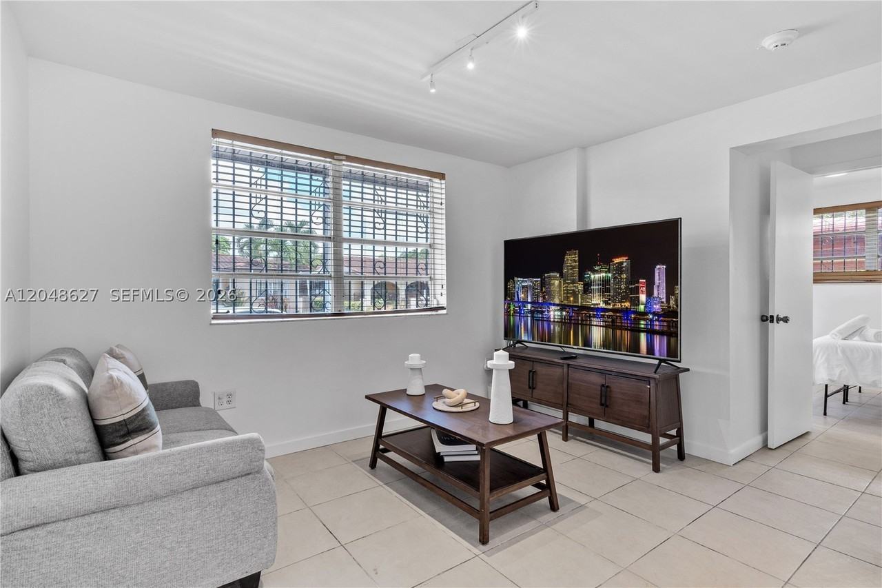 1841 Sw 29th Ave #B - Photo 5 of 24