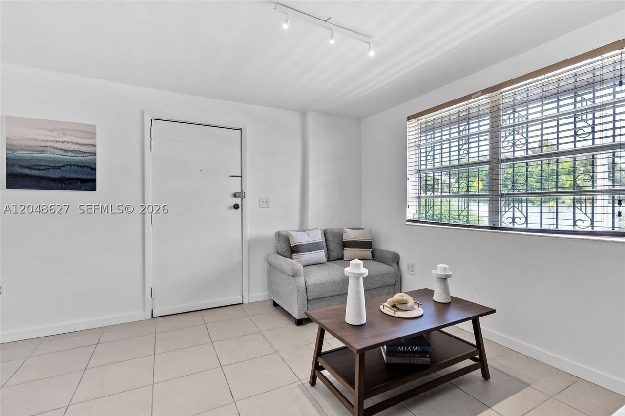 1841 Sw 29th Ave #B - Photo 6 of 24