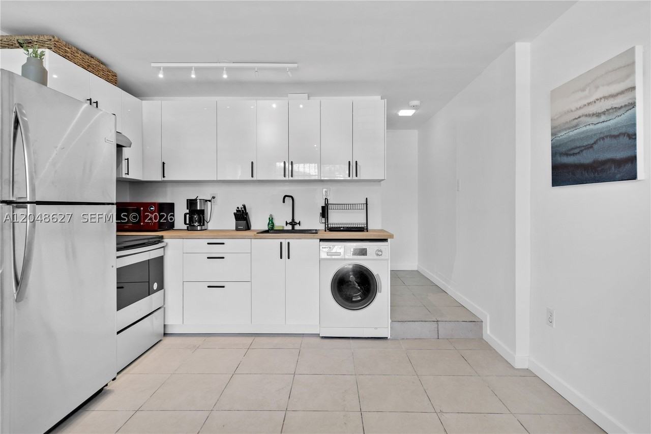 1841 Sw 29th Ave #B - Photo 7 of 24