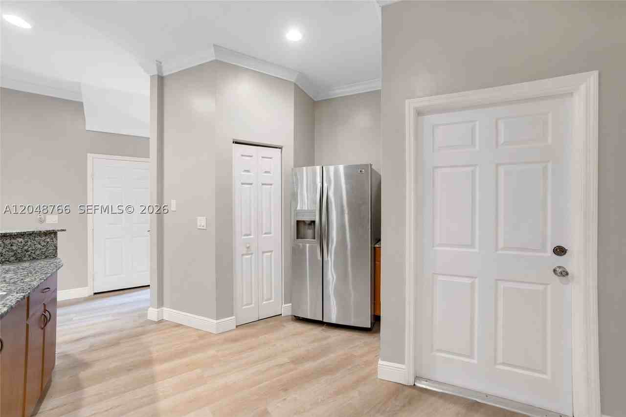 2929 Sw 18th Ter #29 - Photo 4 of 29