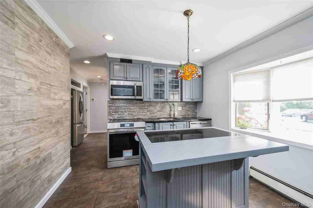 14 Tailor Ln - Photo 5 of 23