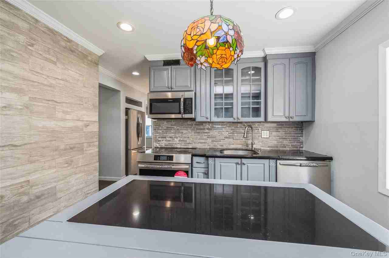 14 Tailor Ln - Photo 7 of 23