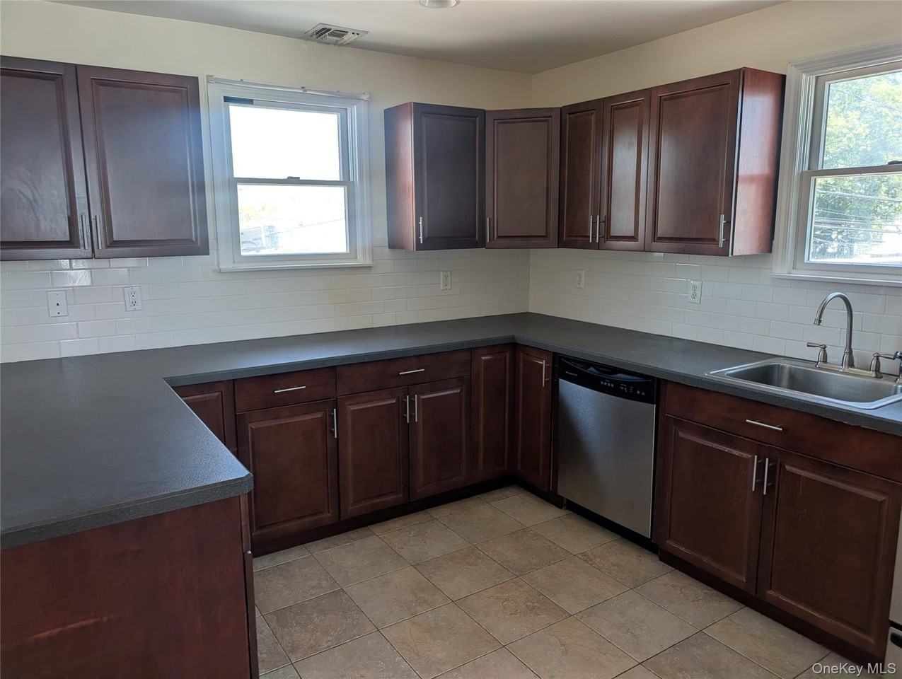 317 Bedford Ave - Photo 4 of 16