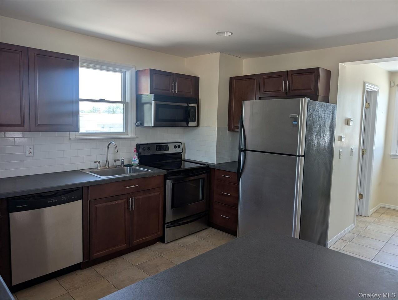 317 Bedford Ave - Photo 5 of 16