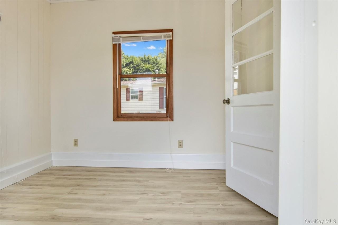 18 Thamsen Dr - Photo 3 of 19