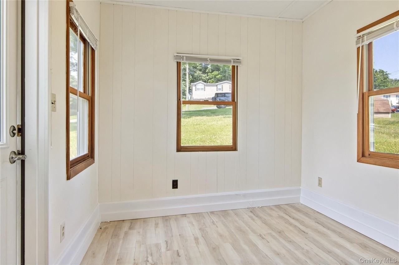 18 Thamsen Dr - Photo 4 of 19