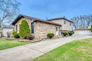 featured image of 7642 W 92nd Pl