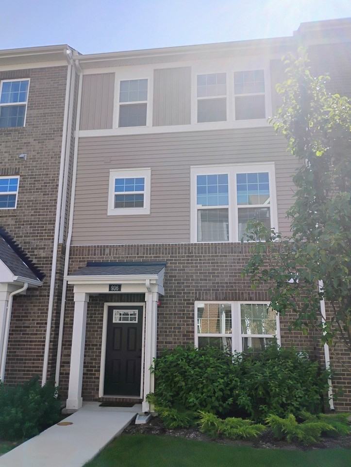 936 Jenkins Ct - Photo 2 of 12