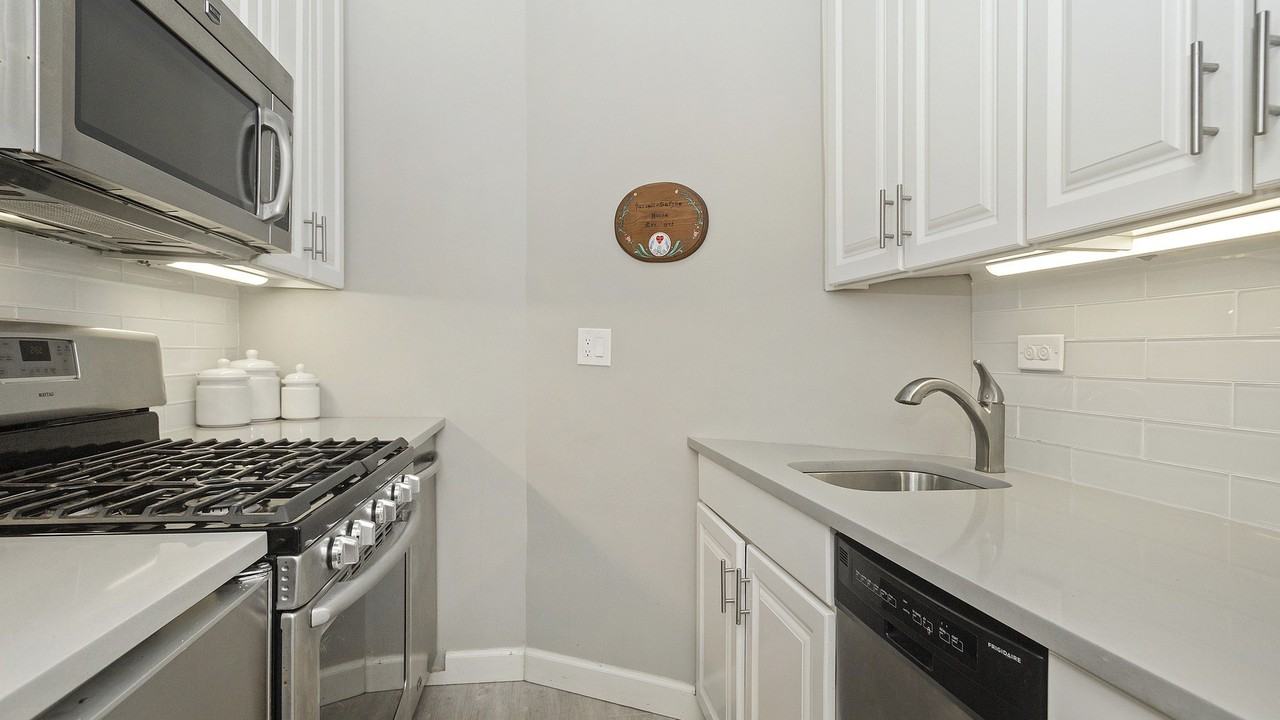 70 E Scott St #908 - Photo 6 of 16