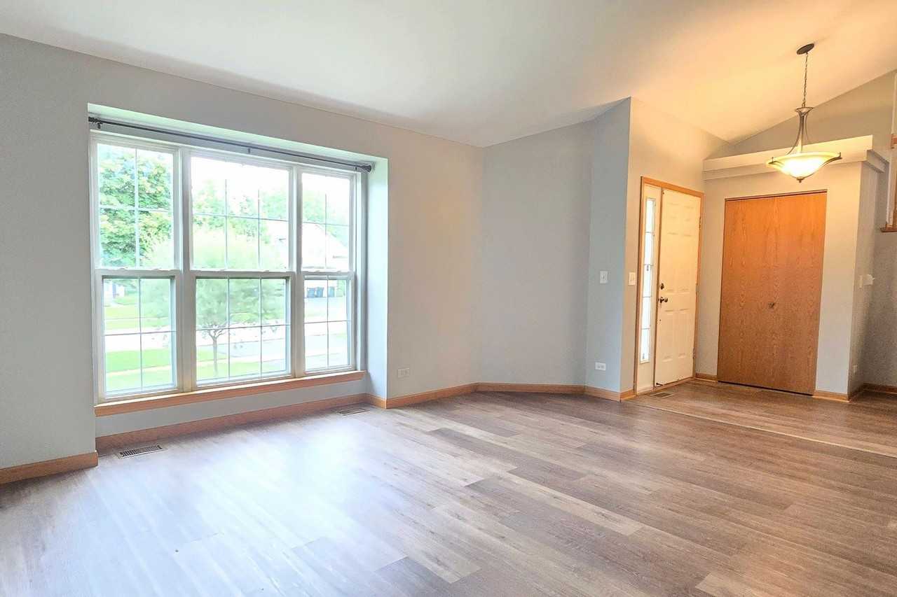 409 Fairfax Ln - Photo 2 of 25