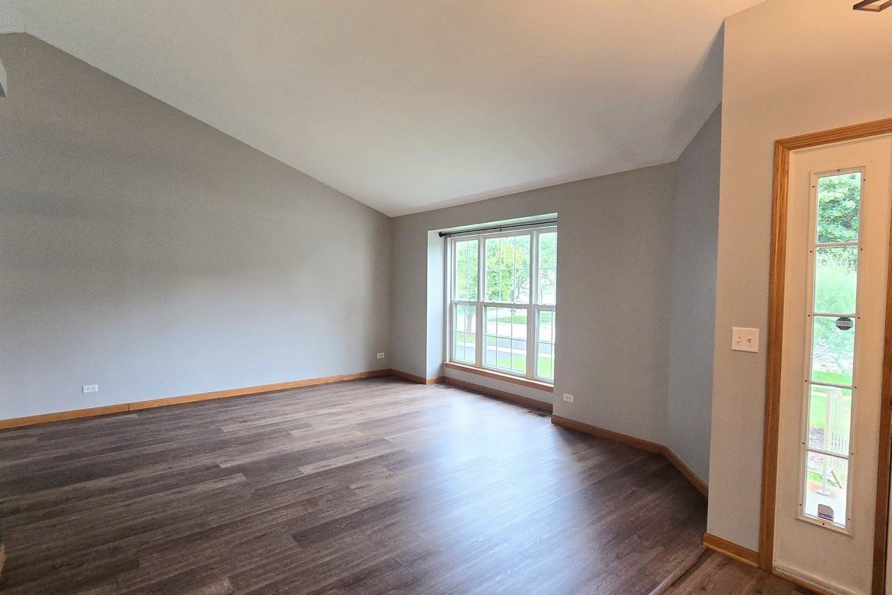 409 Fairfax Ln - Photo 3 of 25