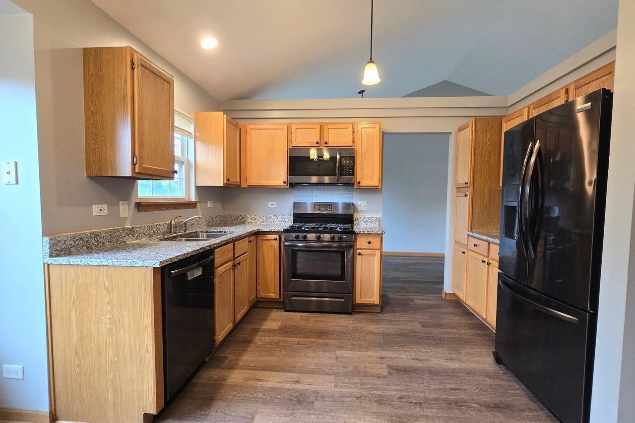 409 Fairfax Ln - Photo 6 of 25