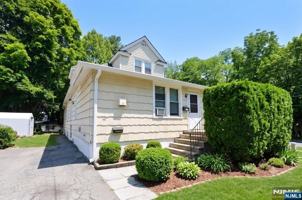 featured image of 99 E Hunter Ave