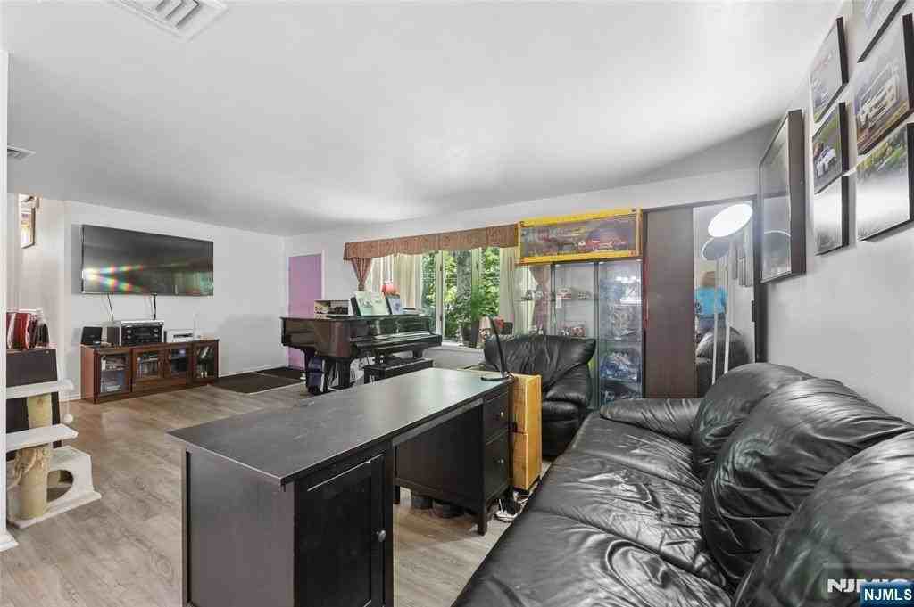 9 Smith St - Photo 7 of 26