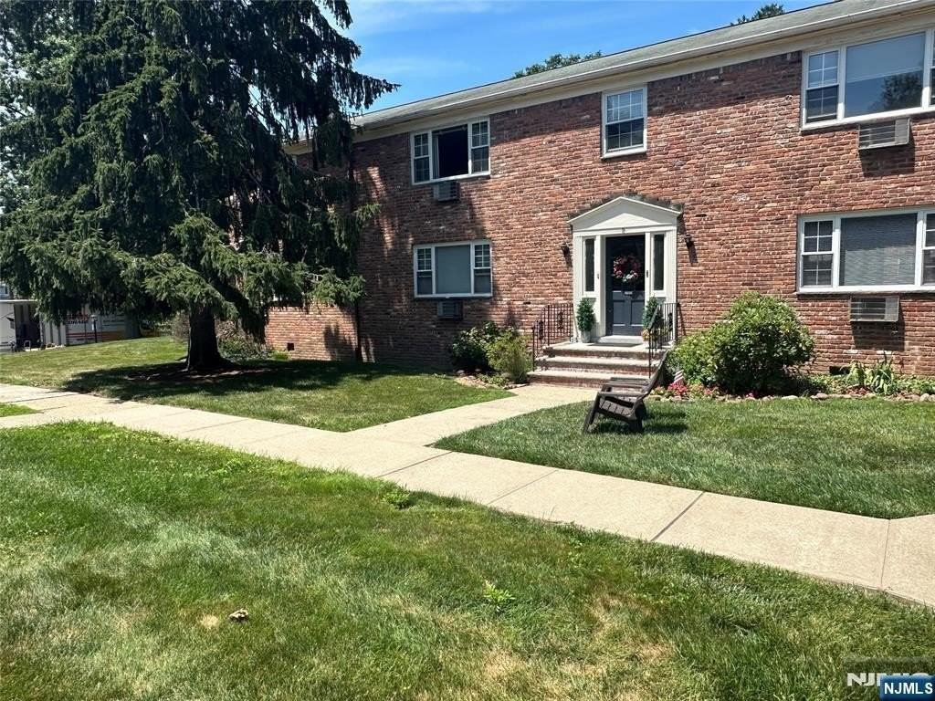 65 Hawthorne Pl - Photo 2 of 19